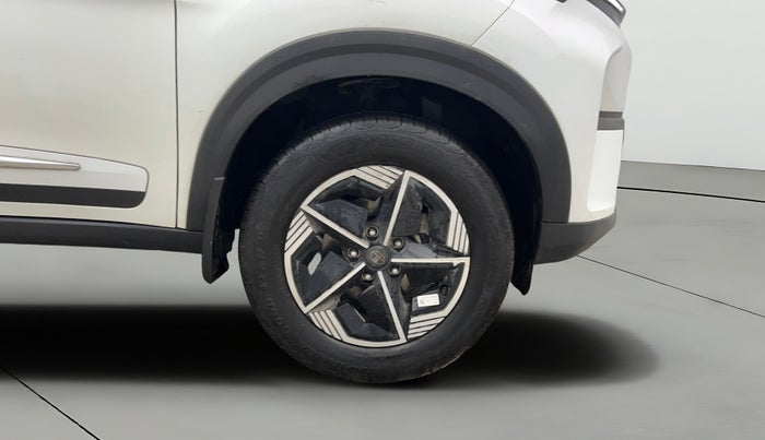 2023 Tata NEXON FEARLESS DUAL TONE 1.2 PETROL, Petrol, Manual, 5,562 km, Right Front Wheel