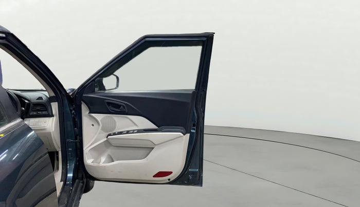 2022 Mahindra XUV300 W6 1.2 PETROL, Petrol, Manual, 39,602 km, RHS Front Door