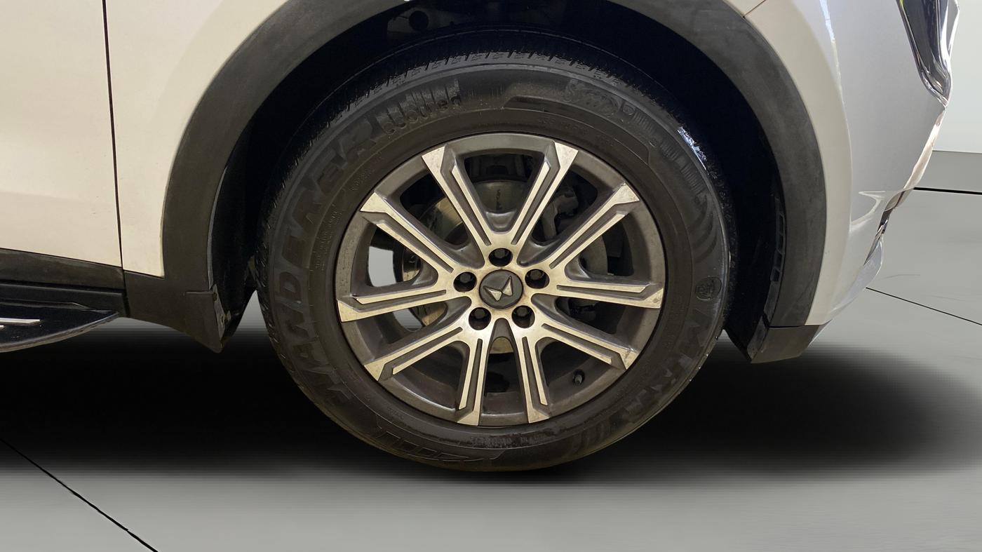 2023 Mahindra XUV700 AX 7 LUXURY P AT 7 STR, Petrol, Automatic, 33,773 km, Right Front Wheel