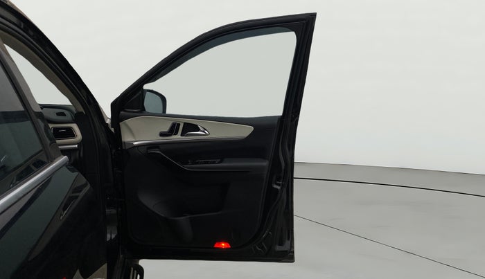 2024 Mahindra XUV700 AX 7 LUXURY D AT 7 STR, Diesel, Automatic, 28,342 km, RHS Front Door