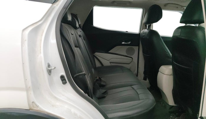 2024 Mahindra XUV300 W8 1.2 PETROL, Petrol, Manual, 29,360 km, Right Side Rear Door Cabin