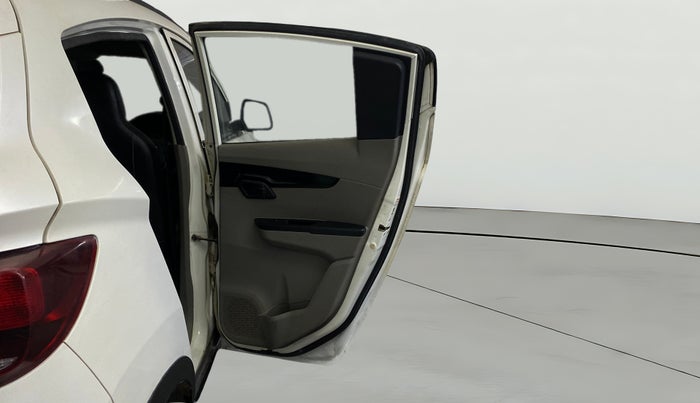 2017 Mahindra Kuv100 K8 6 STR, CNG, Manual, 31,677 km, RHS Rear Door