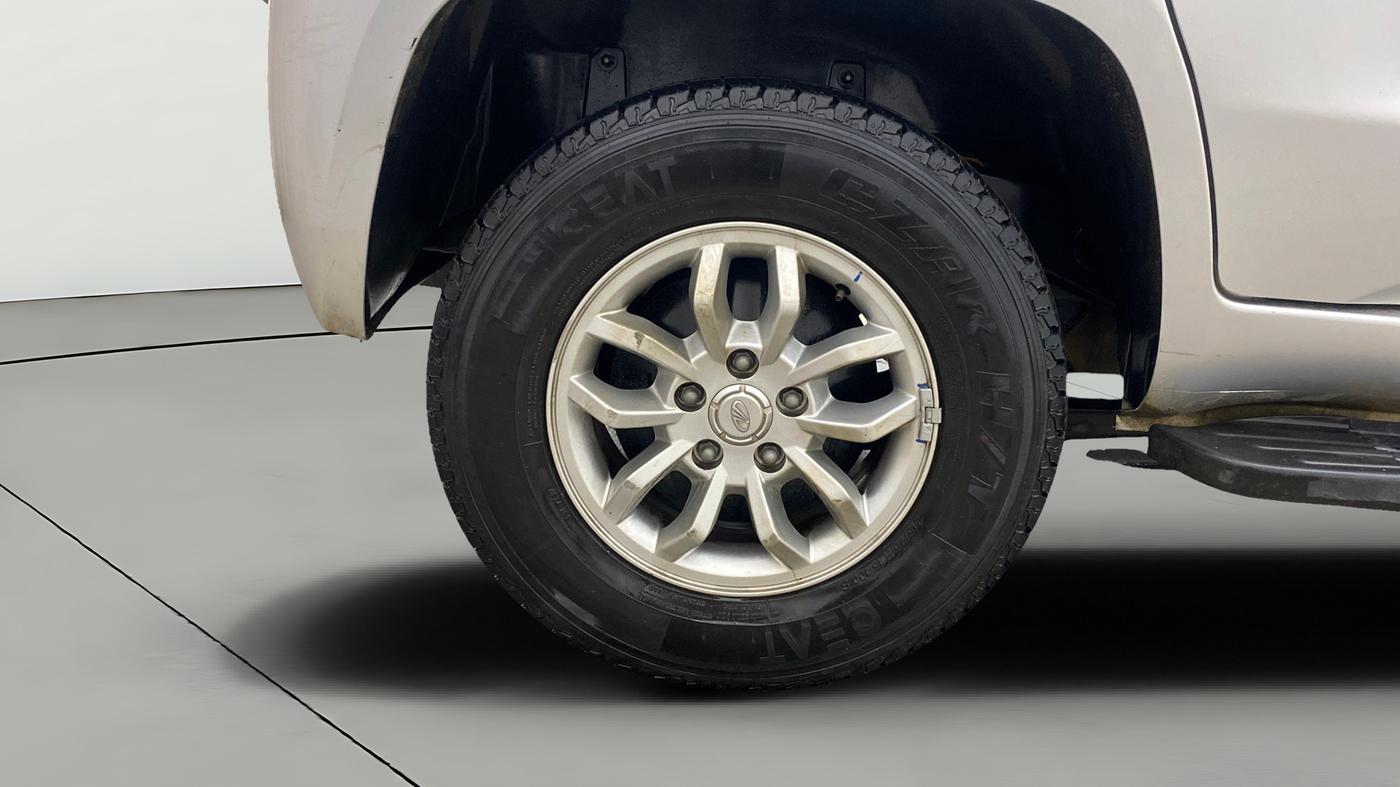 2017 Mahindra TUV300 T8, Diesel, Manual, 31,985 km, Right Rear Wheel