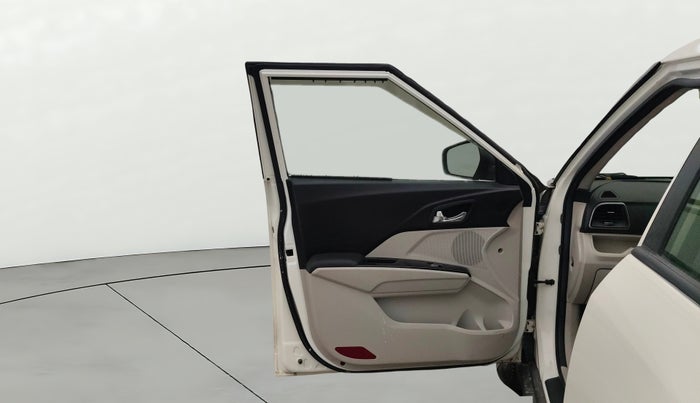 2022 Mahindra XUV300 W8 (O) 1.2 PETROL, Petrol, Manual, 38,272 km, LHS Front Door