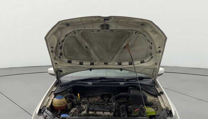 2015 Volkswagen Polo COMFORTLINE 1.2L, Petrol, Manual, 71,767 km, Open Bonet