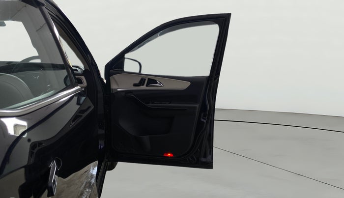 2022 Mahindra XUV700 AX 7 LUXURY P AT 7 STR, Petrol, Automatic, 89,205 km, RHS Front Door