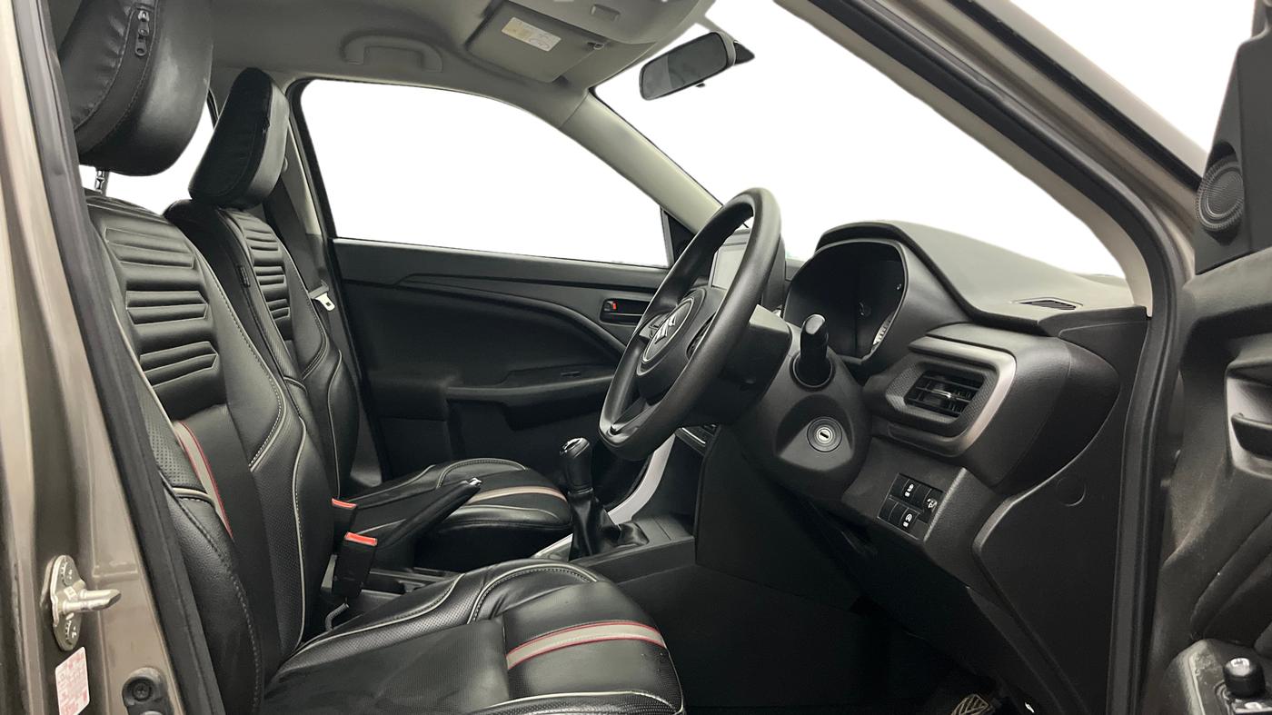2022 Maruti BREZZA VXI SMART HYBRID, Petrol, Manual, 32,445 km, Right Side Front Door Cabin