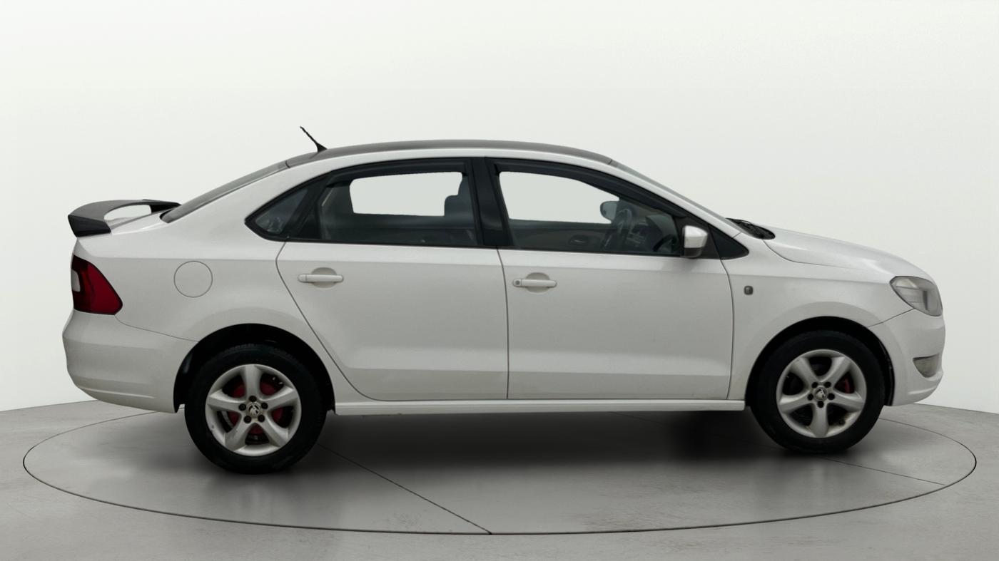 2015 Skoda Rapid AMBITION 1.6 MPI MT PLUS, Petrol, Manual, 67,754 km, Right Side View