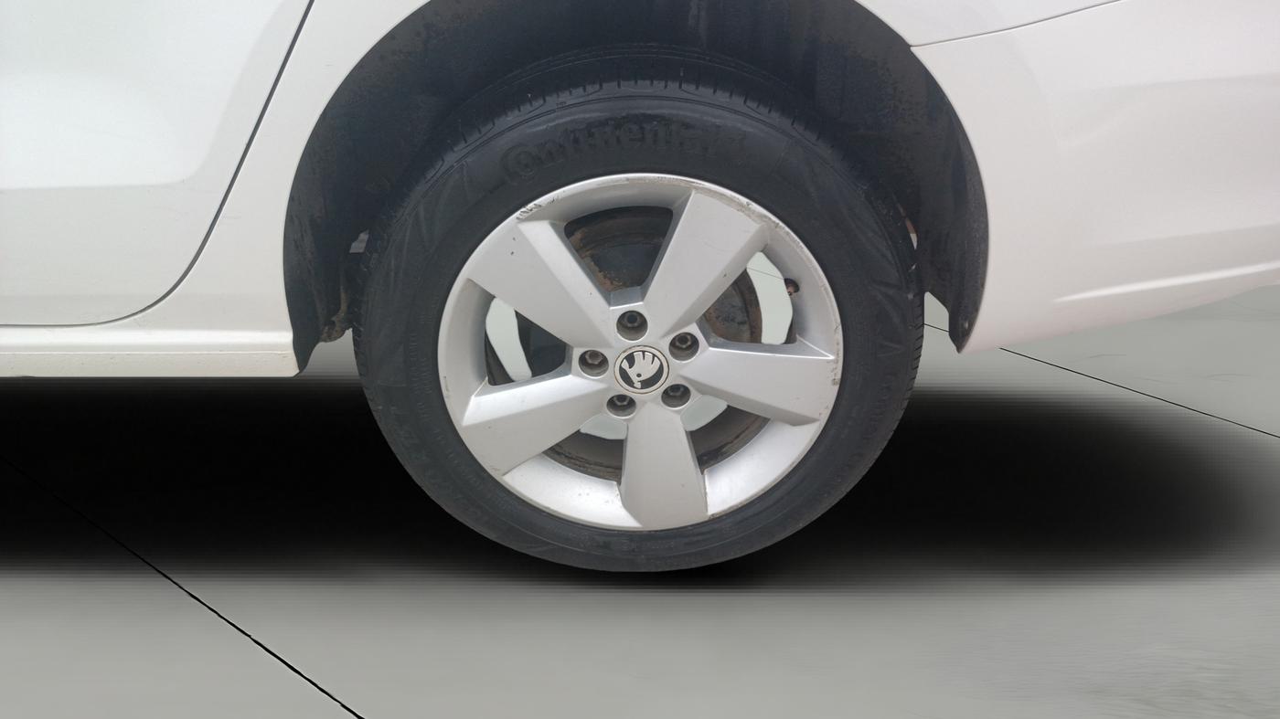 2016 Skoda Rapid 1.6 MPI STYLE PLUS, Petrol, Manual, 1,16,355 km, Left Rear Wheel