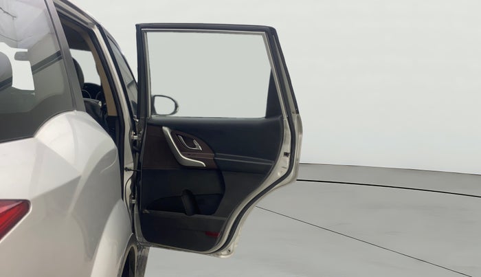 2015 Mahindra XUV500 W6, Diesel, Manual, 1,33,678 km, RHS Rear Door