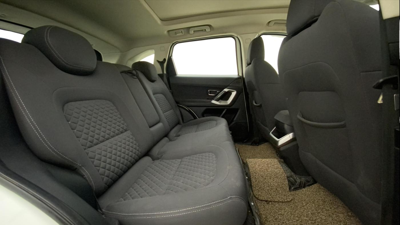 2023 Tata Harrier XTA 2.0L KRYOTEC PLUS, Diesel, Automatic, 1,06,808 km, Right Side Rear Door Cabin