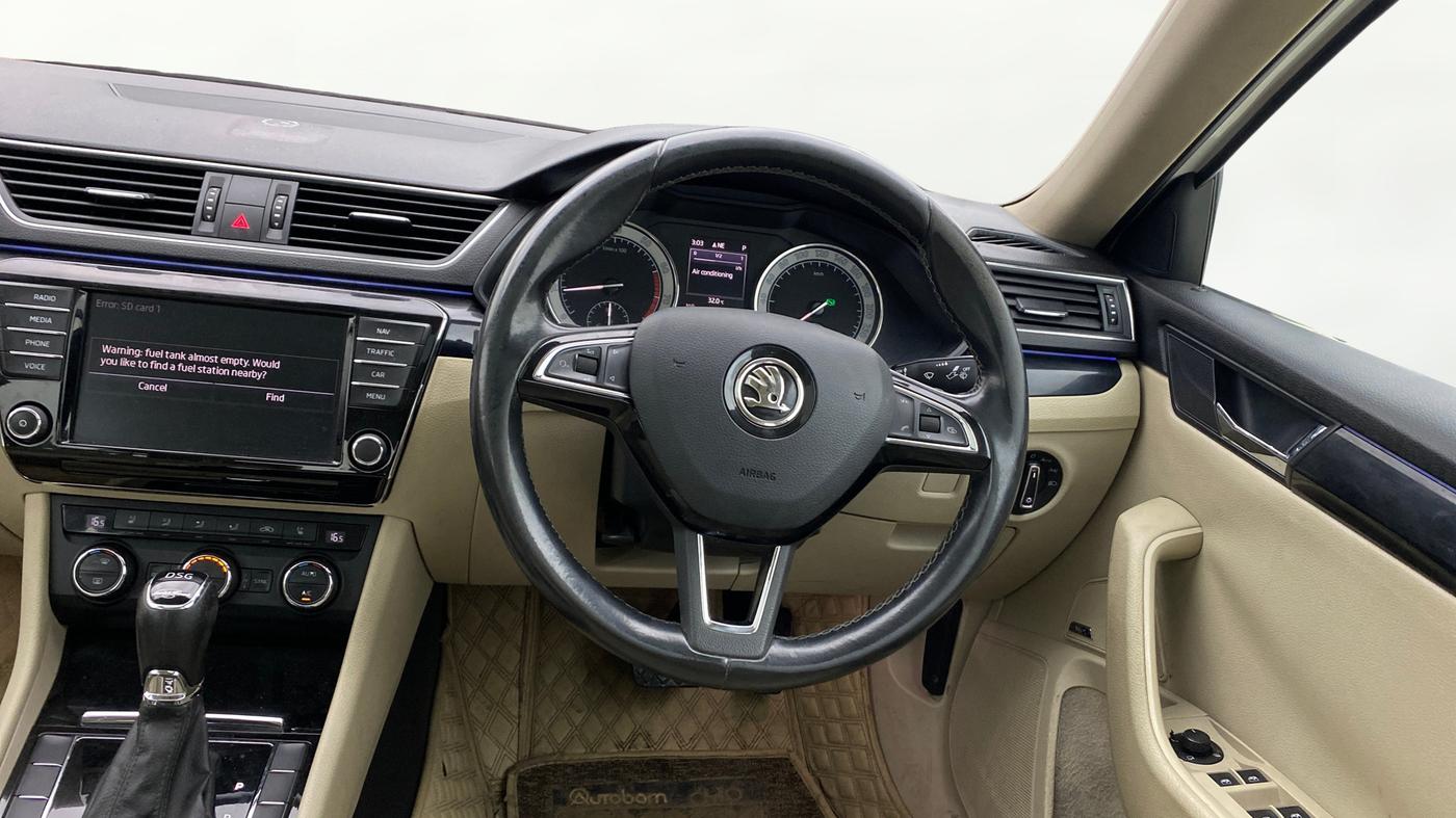 2016 Skoda Superb L&K 1.8 TSI AT, Petrol, Automatic, 50,102 km, Steering Wheel Close Up