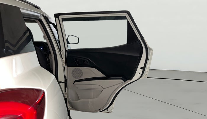 2023 Mahindra XUV300 W6 1.2 PETROL AMT, Petrol, Automatic, 39,599 km, RHS Rear Door