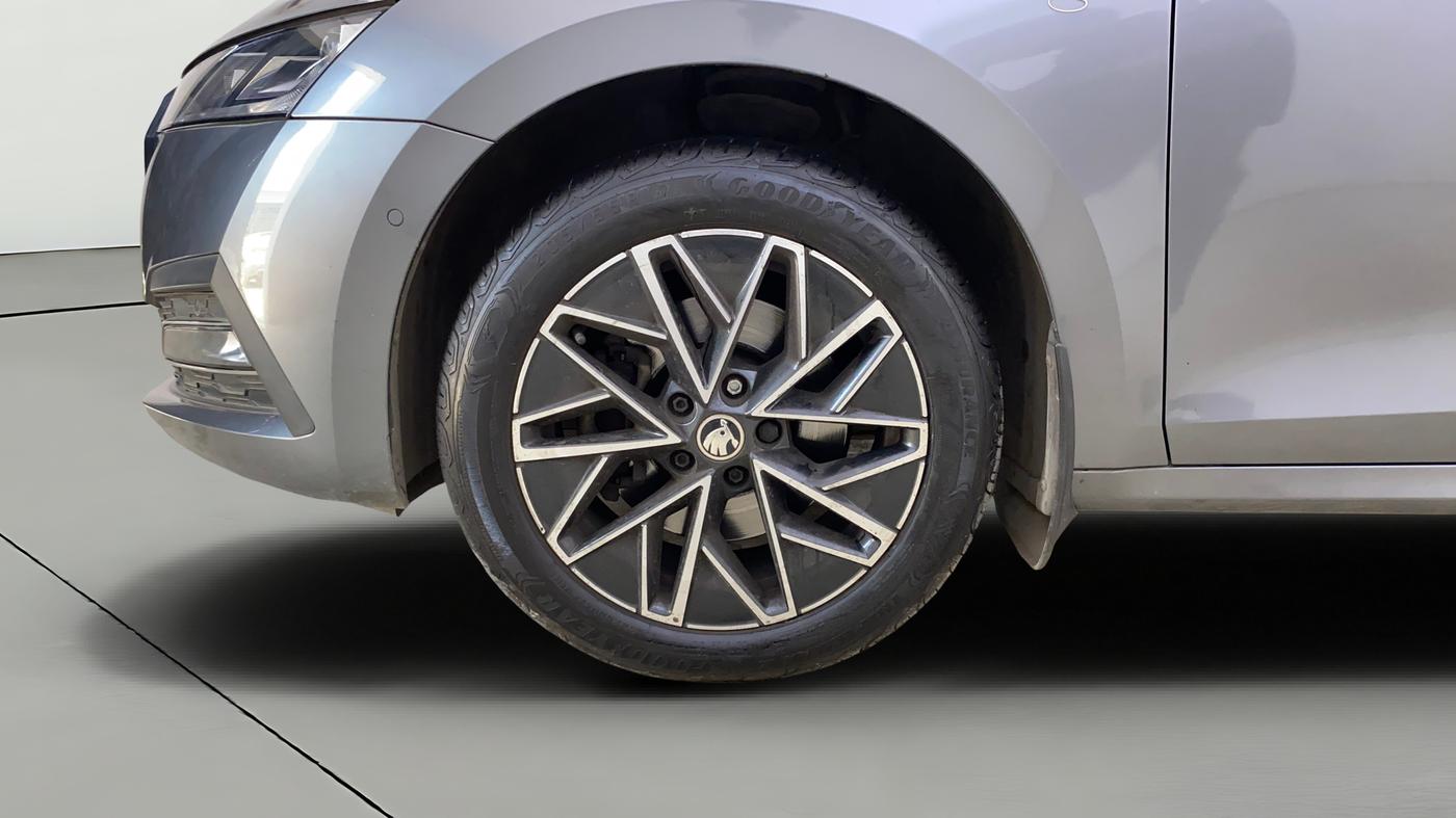 2022 Skoda Octavia L&K 2.0 AT, Petrol, Automatic, 33,747 km, Left Front Wheel
