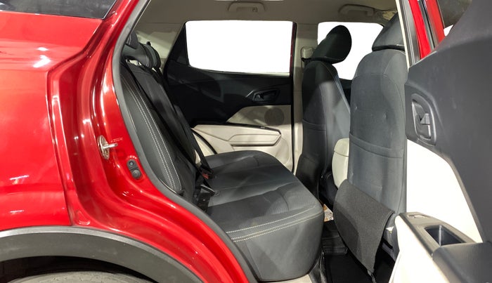 2020 Mahindra XUV300 W6 1.2 PETROL, Petrol, Manual, 33,270 km, Right Side Rear Door Cabin
