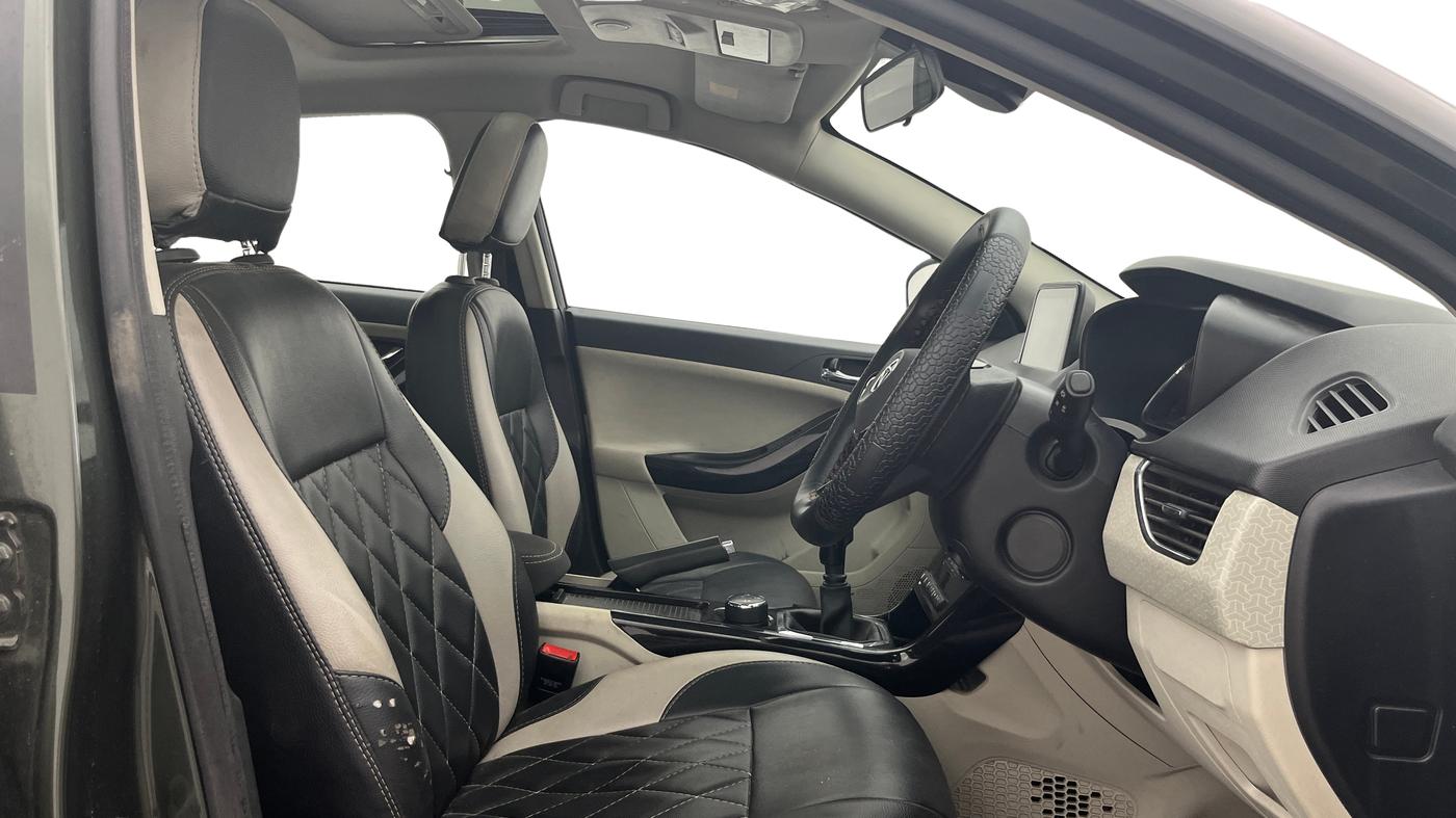 2020 Tata NEXON XZ PLUS PETROL SUNROOF, Petrol, Manual, 1,05,495 km, Right Side Front Door Cabin