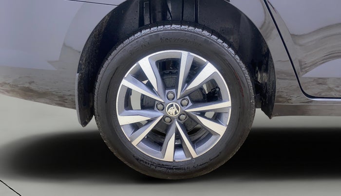 2025 Skoda SLAVIA Prestige 1.0L TSI AT, Petrol, Automatic, 2,570 km, Right Rear Wheel