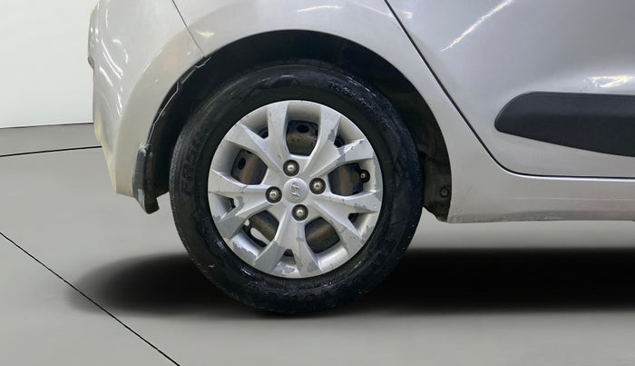 2016 Hyundai Grand i10 MAGNA AT 1.2 KAPPA VTVT, CNG, Automatic, 1,04,652 km, Right Rear Wheel