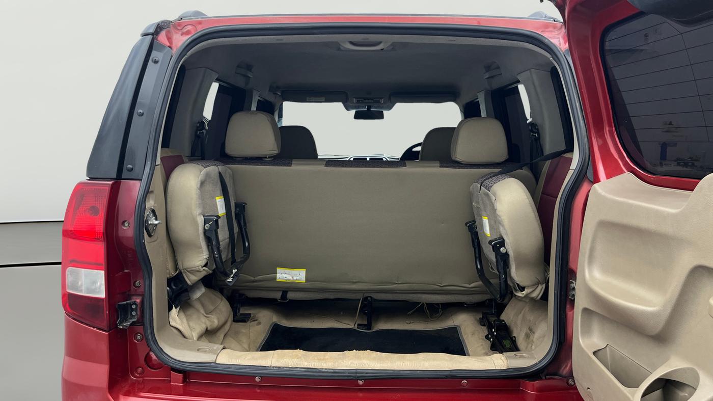 2017 Mahindra TUV300 T8 DUAL TONE, Diesel, Manual, 1,12,490 km, Boot Open Zoomed View