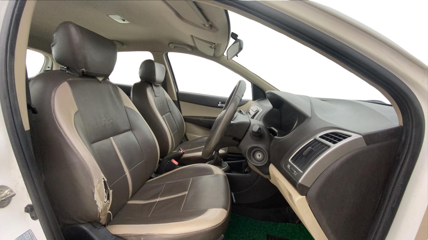2014 Hyundai Elite i20 MAGNA 1.4 CRDI, Diesel, Manual, 80,949 km, Right Side Front Door Cabin