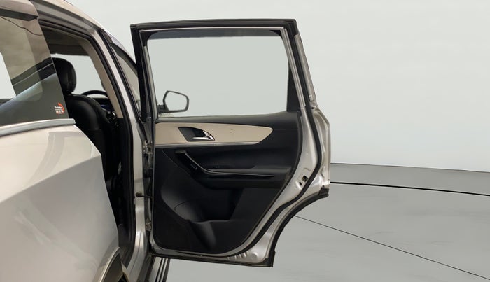 2022 Mahindra XUV700 AX 5 P MT 7 STR, Petrol, Manual, 32,365 km, RHS Rear Door