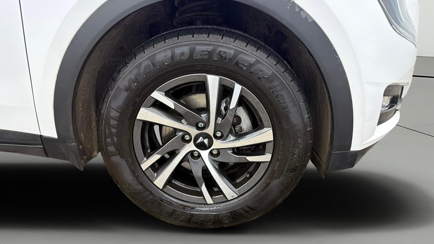 2025 Mahindra XUV700 AX 5 P AT 5 STR, Petrol, Automatic, 3,138 km, Right Front Wheel