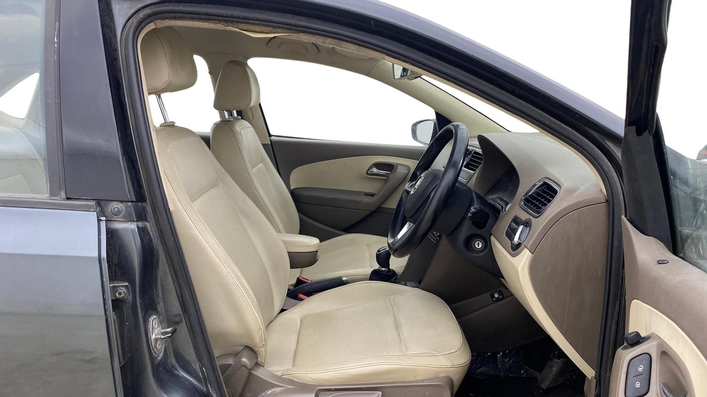 2015 Skoda Rapid 1.6 MPI STYLE PLUS, CNG, Manual, 1,29,687 km, Right Side Front Door Cabin