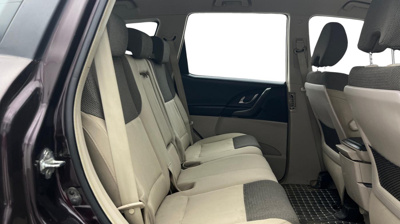 2015 Mahindra XUV500 W6, Diesel, Manual, 1,10,007 km, Right Side Rear Door Cabin