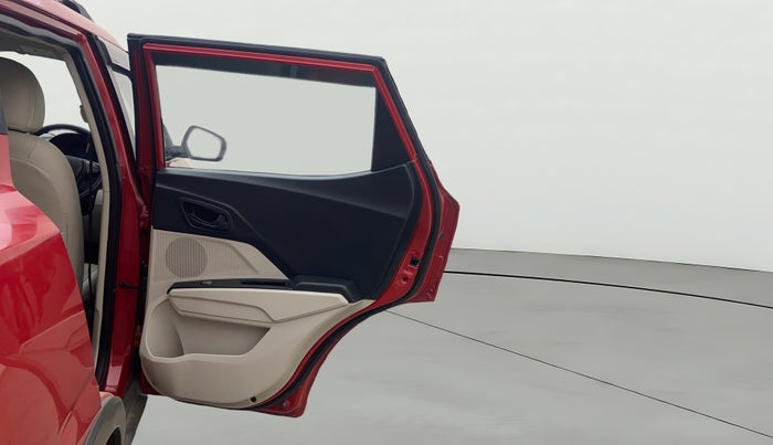 2021 Mahindra XUV300 W6 1.5 DIESEL AMT, Diesel, Automatic, 1,26,069 km, RHS Rear Door