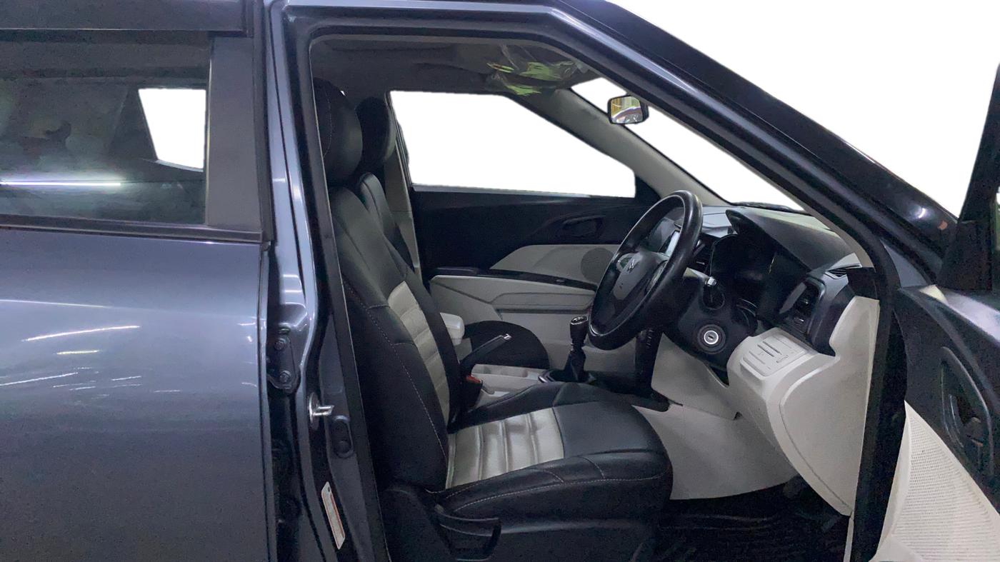2023 Mahindra XUV300 W6 1.2 PETROL, Petrol, Manual, 41,020 km, Right Side Front Door Cabin