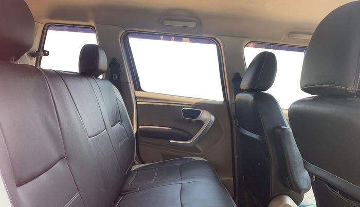 2017 Mahindra TUV300 T8, Diesel, Manual, 65,765 km, Right Side Rear Door Cabin