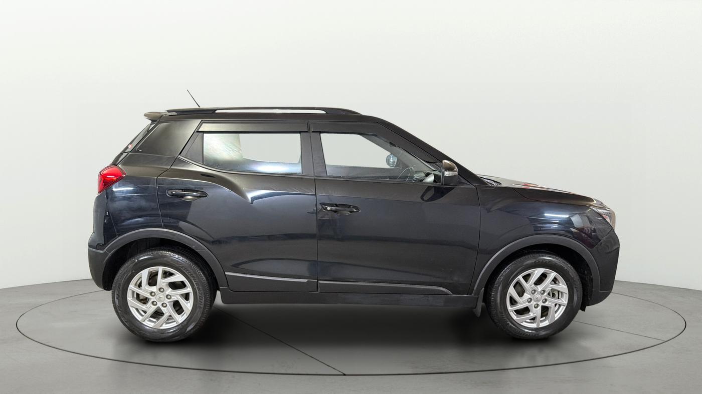 2023 Mahindra XUV300 W8 1.2 PETROL, Petrol, Manual, 29,060 km, Right Side View