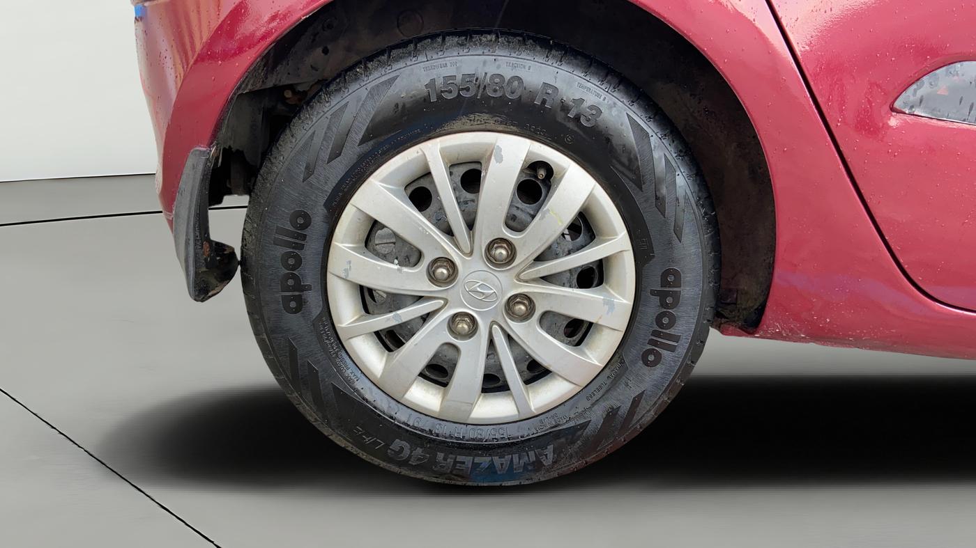 2016 Hyundai i10 SPORTZ 1.1, Petrol, Manual, 1,02,064 km, Right Rear Wheel
