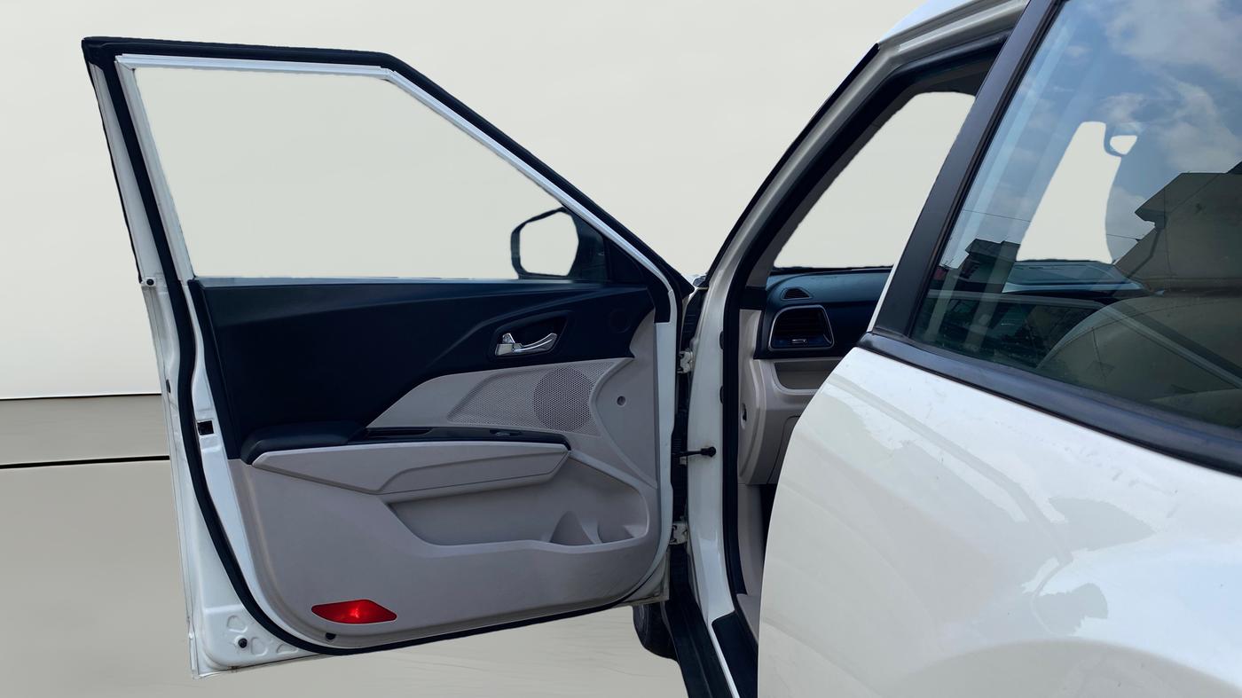 2019 Mahindra XUV300 W8 (O) 1.5 DIESEL, Diesel, Manual, 48,713 km, LHS Front Door