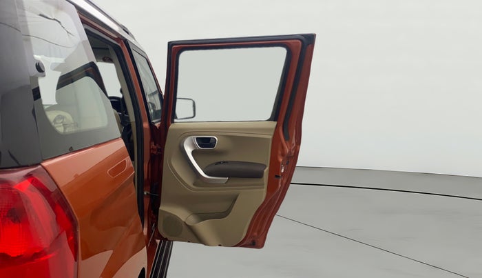 2017 Mahindra TUV300 T8 AMT, Diesel, Automatic, 1,02,809 km, RHS Rear Door