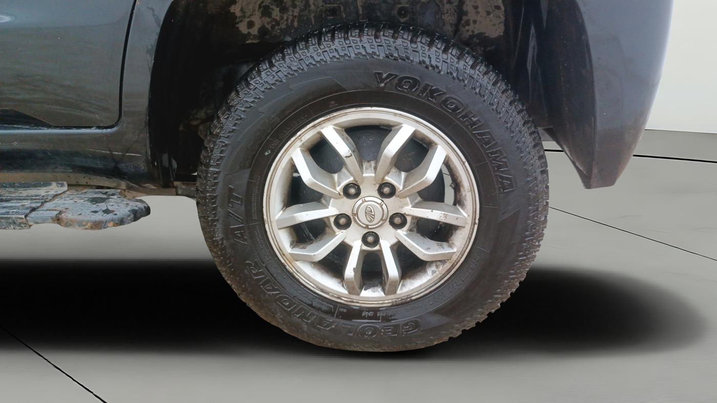 2015 Mahindra TUV300 T8, Diesel, Manual, 1,30,605 km, Left Rear Wheel