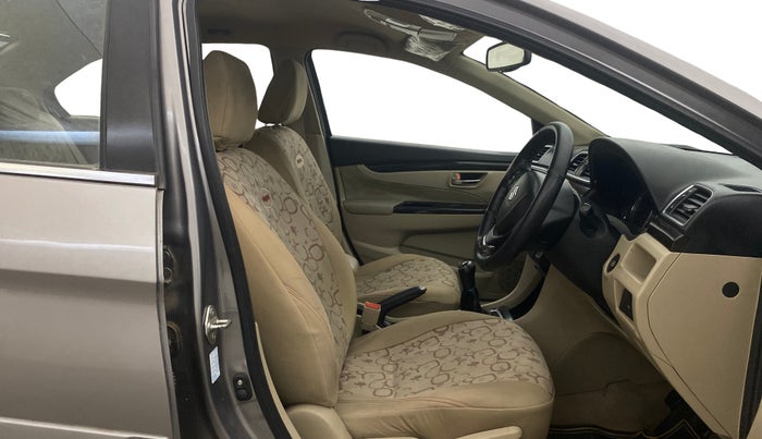 2016 Maruti Ciaz ZXI+, Petrol, Manual, 80,284 km, Right Side Front Door Cabin