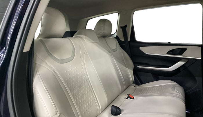 2022 Mahindra XUV700 AX 3 P MT 5 STR, Petrol, Manual, 74,579 km, Right Side Rear Door Cabin