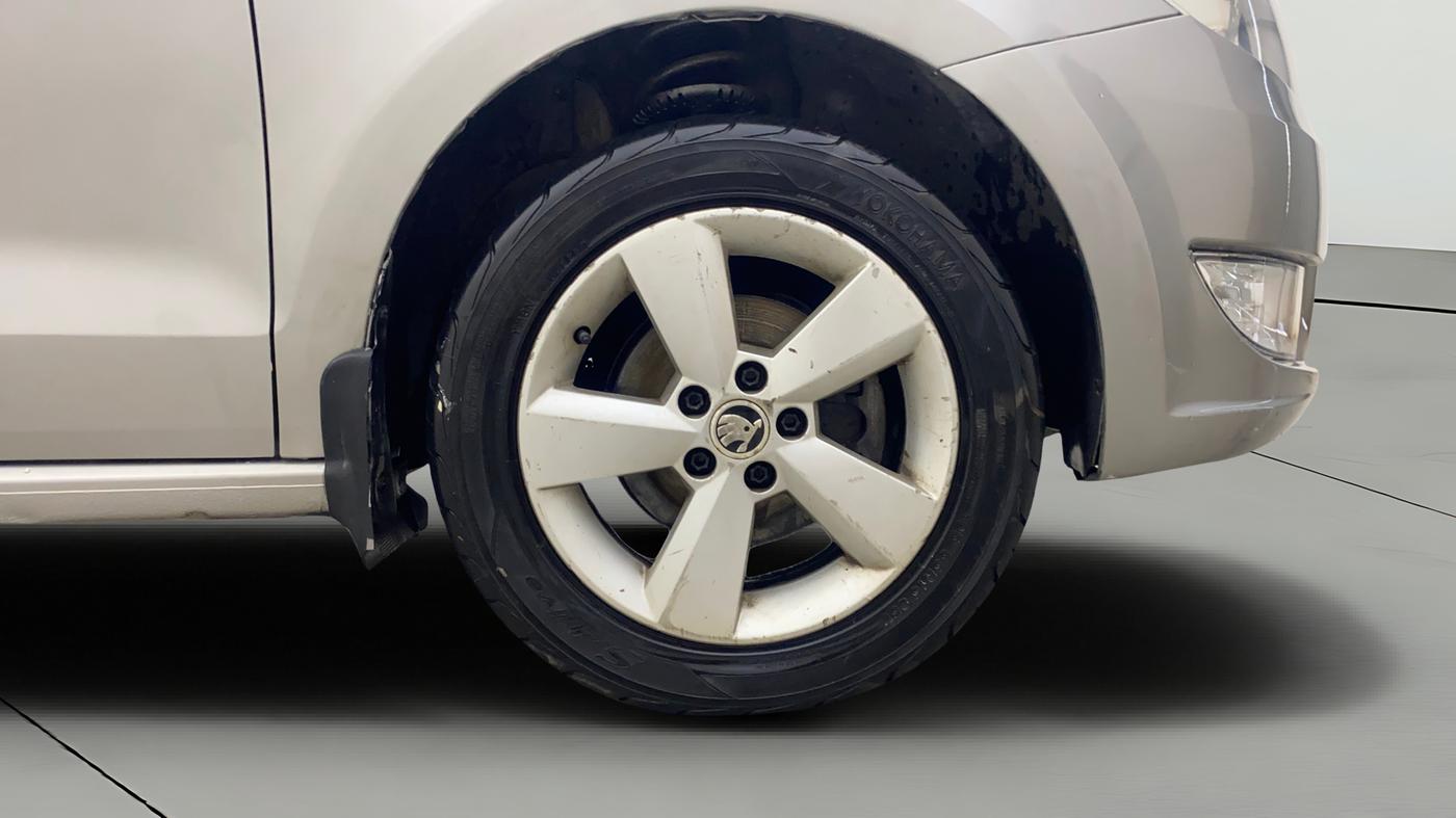 2015 Skoda Rapid 1.6 MPI ELEGANCE PLUS, Petrol, Manual, 1,26,349 km, Right Front Wheel