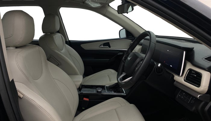 2024 Mahindra XUV700 AX 7 LUXURY D AT 7 STR, Diesel, Automatic, 28,342 km, Right Side Front Door Cabin