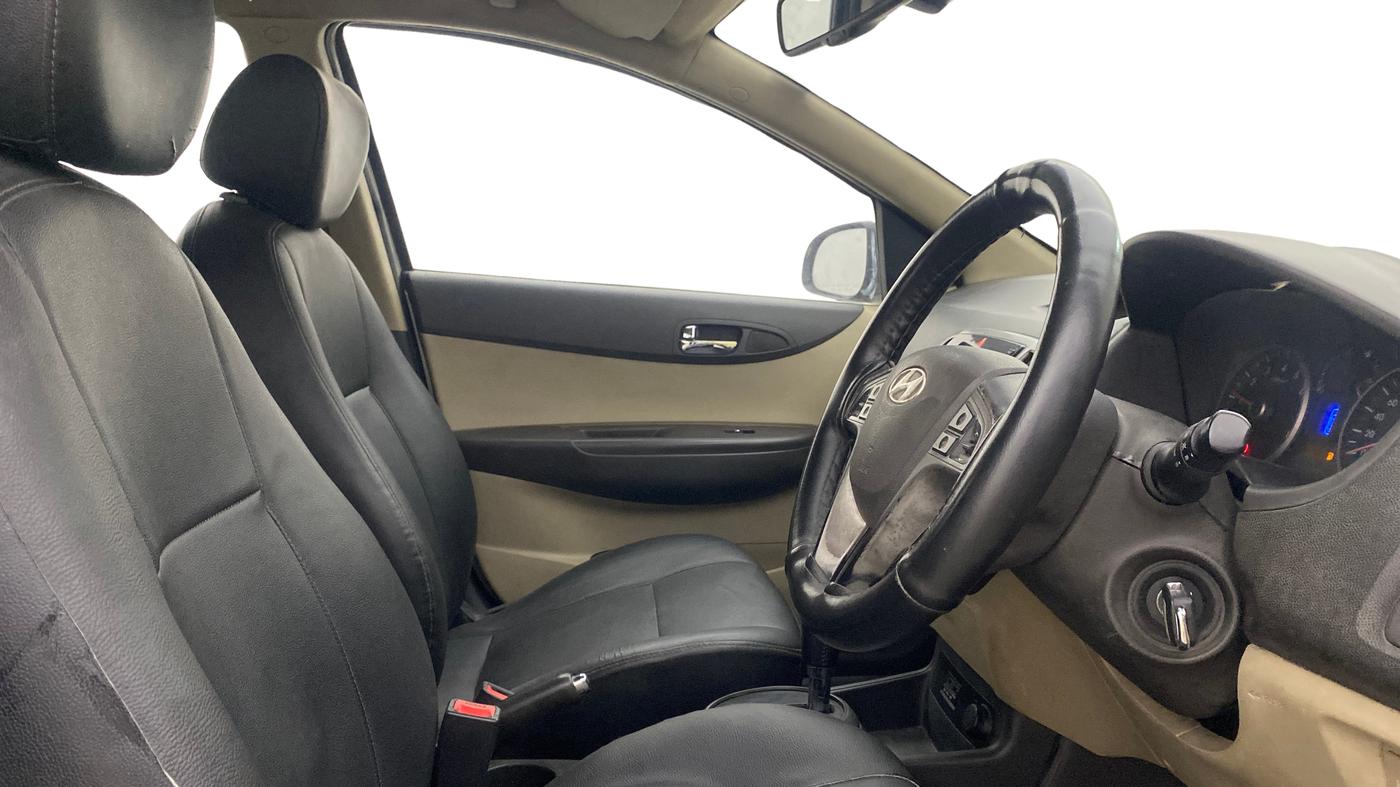 2012 Hyundai i20 SPORTZ 1.4 AT, Petrol, Automatic, 1,03,932 km, Right Side Front Door Cabin