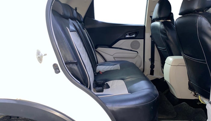 2020 Mahindra XUV300 W8 (O) 1.2 PETROL, Petrol, Manual, 28,357 km, Right Side Rear Door Cabin