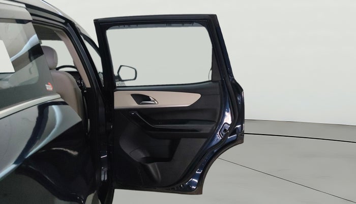 2021 Mahindra XUV700 AX 7 P MT 7 STR, Petrol, Manual, 37,871 km, RHS Rear Door