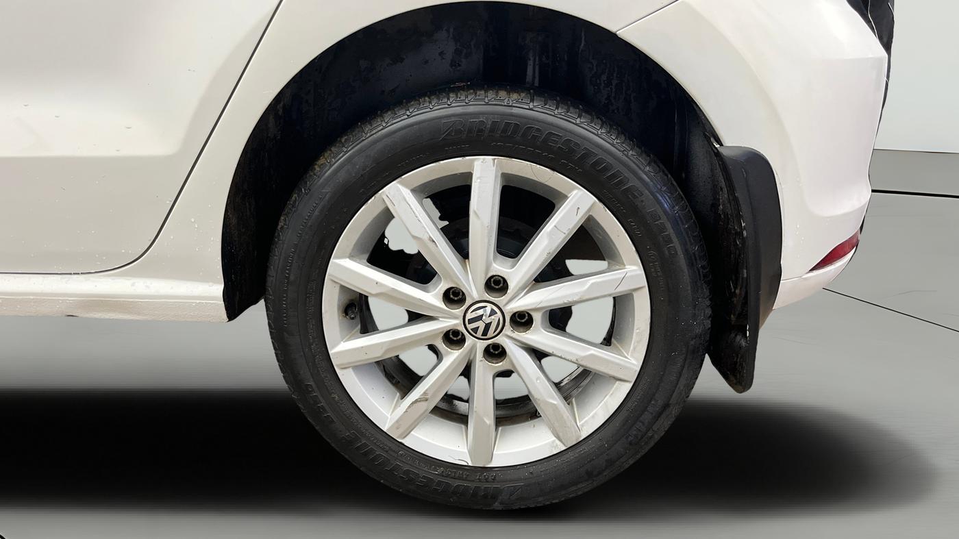 2017 Volkswagen Polo HIGHLINE PLUS 1.2(16 ALLOY, Petrol, Manual, 1,00,384 km, Left Rear Wheel