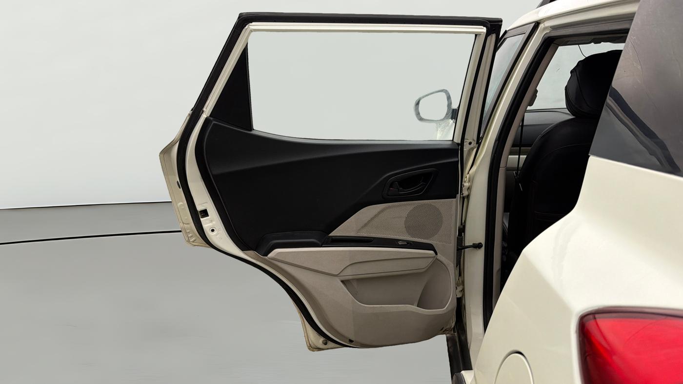 2022 Mahindra XUV300 W6 1.2 PETROL AMT, Petrol, Automatic, 1,14,527 km, LHS Rear Door