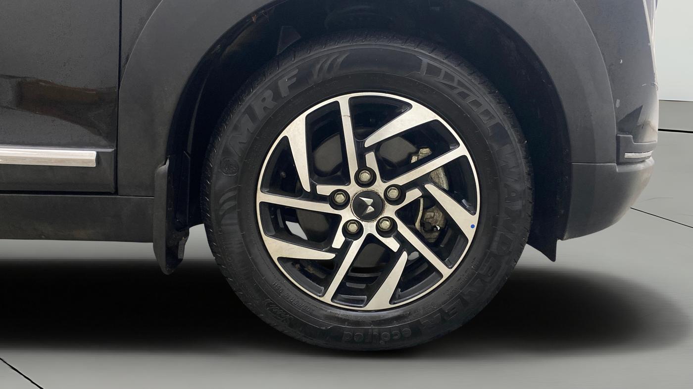 2025 Mahindra XUV 3XO AX5 1.2 L TCMPFI AT, Petrol, Automatic, 13,681 km, Right Front Wheel