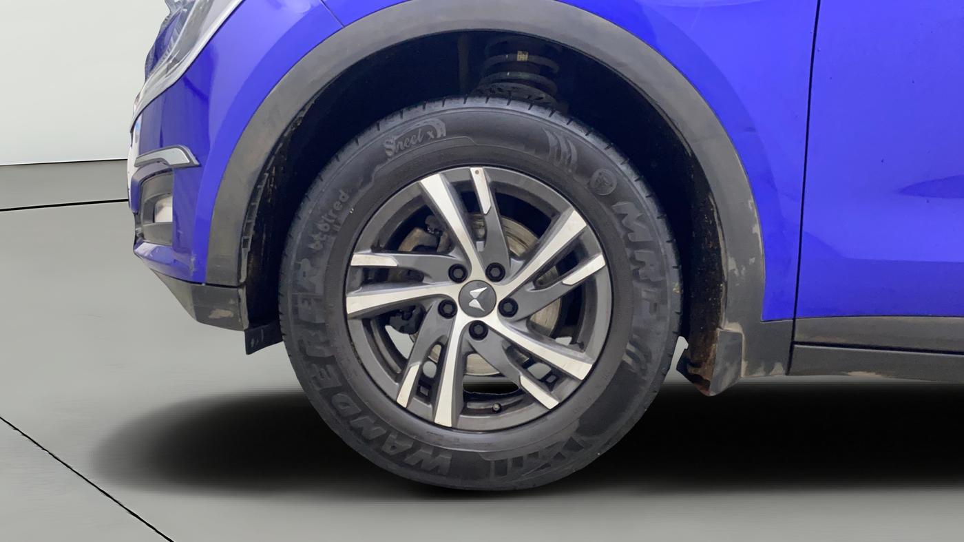 2022 Mahindra XUV700 AX 5 D MT 7 STR, Diesel, Manual, 69,388 km, Left Front Wheel