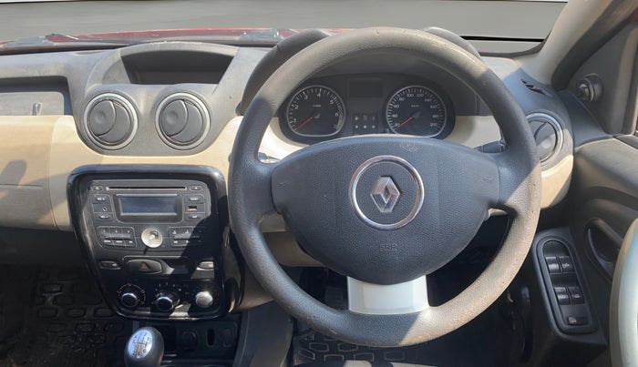 2014 Renault Duster 110 PS RXL ADVENTURE, Diesel, Manual, 1,09,872 km, Steering Wheel Close Up