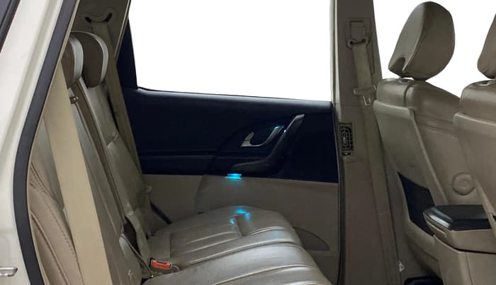 2017 Mahindra XUV500 W8, Diesel, Manual, 27,728 km, Right Side Rear Door Cabin