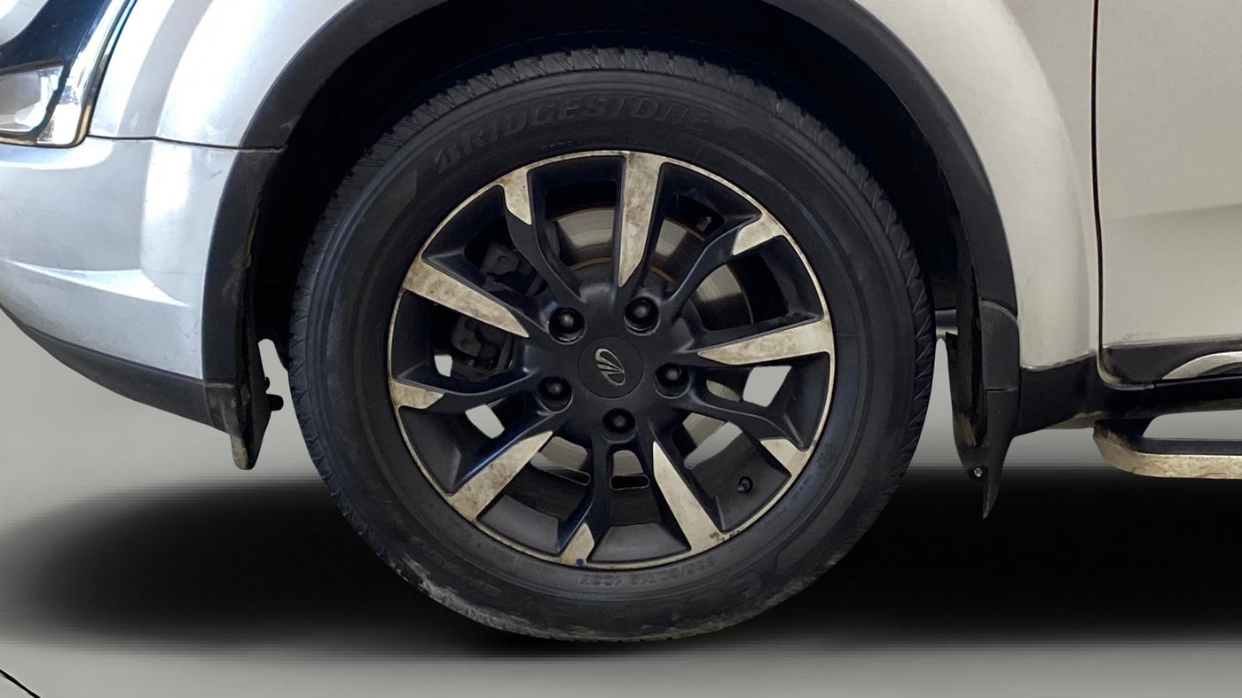 2020 Mahindra XUV500 W11 AT, Diesel, Automatic, 1,40,338 km, Left Front Wheel
